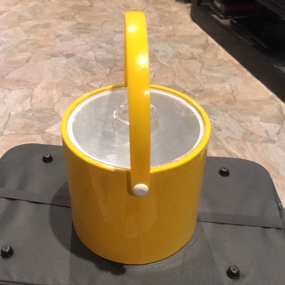 1970s Vintage Yellow Ice Bucket by Shelton-Ware Corp - Picture 4 of 12